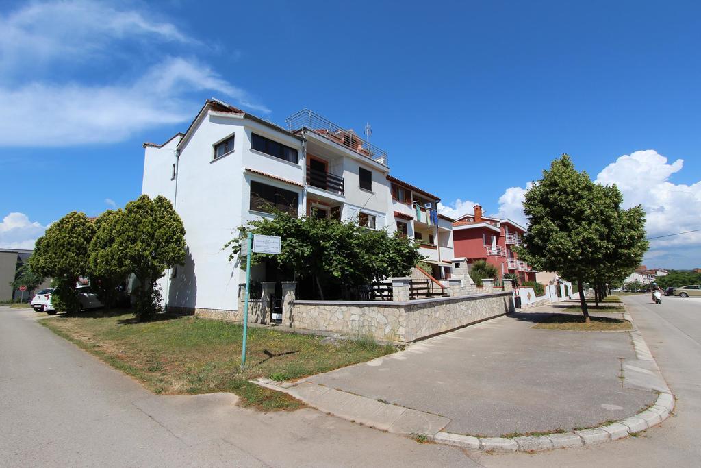 Apartments Natali ロヴィニ エクステリア 写真